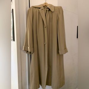 Elegant Holt Renfrow Camel long wool Swing coat w/cuffed sleeves.40’s era!